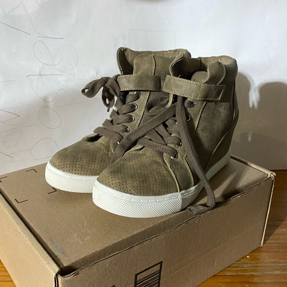 Women’s size 8.5 shoes. Off-brand. Light brown. Worn once.